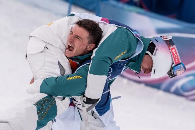 (260212) -- LIVIGNO, Feb. 12, 2026 (Xinhua) -- Gold medalist Cooper Woods (above) of Australia celebrates with his teammate after the freestyle skiing men's moguls match at the Milan-Cortina 2026 Olympic Winter Games in Livigno, Italy, Feb. 12, 2026. (Xinhua/Hu Chao)
