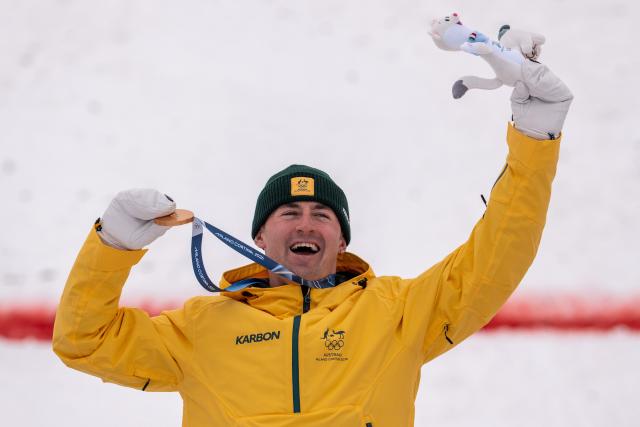 (260212) -- LIVIGNO, Feb. 12, 2026 (Xinhua) -- Gold medalist Cooper Woods of Australia celebrates during the awarding ceremony of the freestyle skiing men's moguls match at the Milan-Cortina 2026 Olympic Winter Games in Livigno, Italy, Feb. 12, 2026. (Xinhua/Hu Chao)