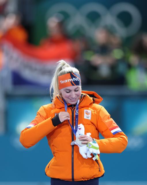 (260212) -- MILAN, Feb. 12, 2026 (Xinhua) -- Silver medalist Merel Conijn of the Netherlands attends the awarding ceremony of the speed skating women's 5000m final at the Milan-Cortina 2026 Olympic Winter Games in Milan, Italy, Feb. 12, 2026. (Xinhua/Li Jing)