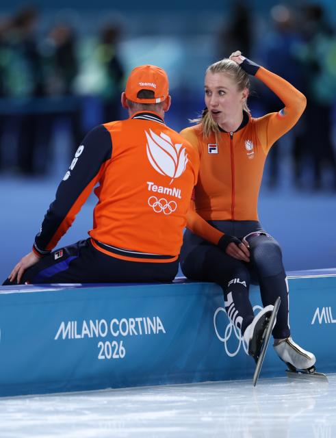 (260212) -- MILAN, Feb. 12, 2026 (Xinhua) -- Merel Conijn (R) of the Netherlands talks with her coach after the speed skating women's 5000m final at the Milan-Cortina 2026 Olympic Winter Games in Milan, Italy, Feb. 12, 2026. (Xinhua/Du Xiaoyi)