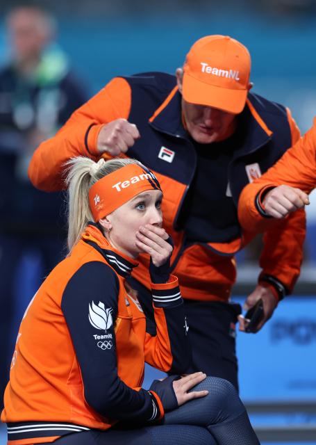 (260212) -- MILAN, Feb. 12, 2026 (Xinhua) -- Merel Conijn (L) of the Netherlands reacts after the speed skating women's 5000m final at the Milan-Cortina 2026 Olympic Winter Games in Milan, Italy, Feb. 12, 2026. (Xinhua/Li Jing)