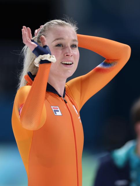 (260212) -- MILAN, Feb. 12, 2026 (Xinhua) -- Merel Conijn of the Netherlands waves after the speed skating women's 5000m final at the Milan-Cortina 2026 Olympic Winter Games in Milan, Italy, Feb. 12, 2026. (Xinhua/Du Xiaoyi)