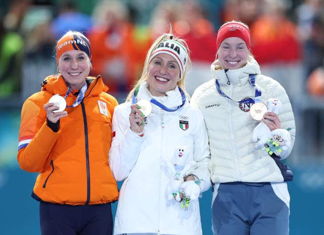 (260212) -- MILAN, Feb. 12, 2026 (Xinhua) -- Gold medalist Francesca Lollobrigida (C) of Italy, silver medalist Merel Conijn (L) of the Netherlands and bronze medalist Ragne Wiklund of Norway pose for a photo during the awarding ceremony of the speed skating women's 5000m final at the Milan-Cortina 2026 Olympic Winter Games in Milan, Italy, Feb. 12, 2026. (Xinhua/Li Jing)