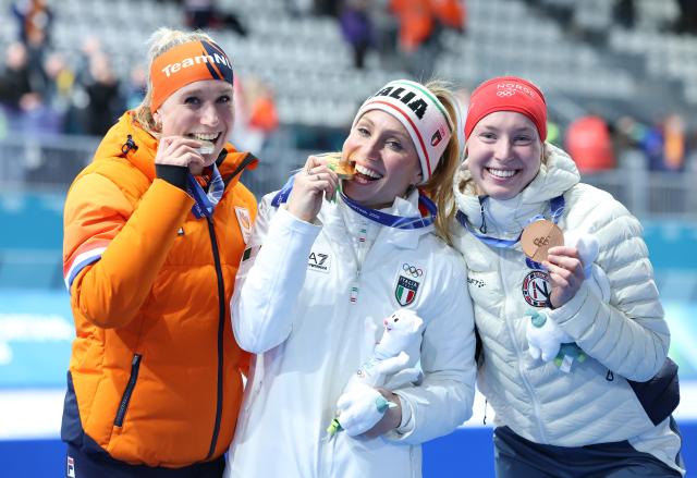 (260212) -- MILAN, Feb. 12, 2026 (Xinhua) -- Gold medalist Francesca Lollobrigida (C) of Italy, silver medalist Merel Conijn (L) of the Netherlands and bronze medalist Ragne Wiklund of Norway pose for a photo during the awarding ceremony of the speed skating women's 5000m final at the Milan-Cortina 2026 Olympic Winter Games in Milan, Italy, Feb. 12, 2026. (Xinhua/Li Jing)