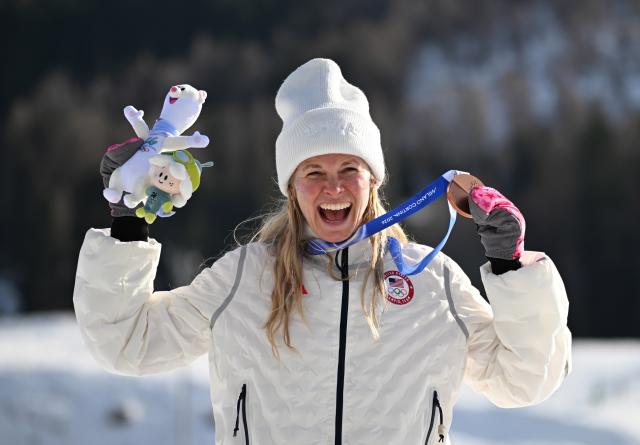 (260212) -- TESERO, Feb. 12, 2026 (Xinhua) -- Jessie Diggins of the United States celebrates during the awarding ceremony of the cross-country skiing women's 10km interval start free match at the Milan-Cortina 2026 Olympic Winter Games in Tesero, Italy, Feb. 12, 2026. (Xinhua/He Canling)