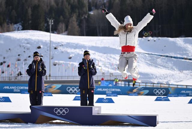(260212) -- TESERO, Feb. 12, 2026 (Xinhua) -- Jessie Diggins of the United States celebrates during the awarding ceremony of the cross-country skiing women's 10km interval start free match at the Milan-Cortina 2026 Olympic Winter Games in Tesero, Italy, Feb. 12, 2026. (Xinhua/He Canling)