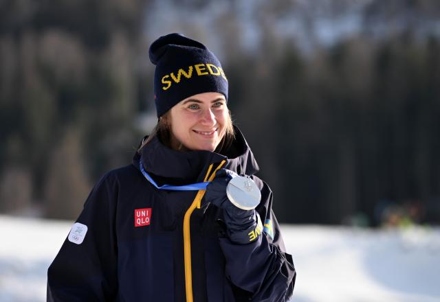 (260212) -- TESERO, Feb. 12, 2026 (Xinhua) -- Ebba Andersson of Sweden poses for a photo during the awarding ceremony of the cross-country skiing women's 10km interval start free match at the Milan-Cortina 2026 Olympic Winter Games in Tesero, Italy, Feb. 12, 2026. (Xinhua/He Canling)