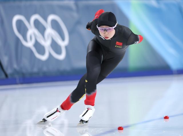 (260212) -- MILAN, Feb. 12, 2026 (Xinhua) -- Tai Zhien of China competes during the speed skating women's 5000m final at the Milan-Cortina 2026 Olympic Winter Games in Milan, Italy, Feb. 12, 2026. (Xinhua/Du Xiaoyi)