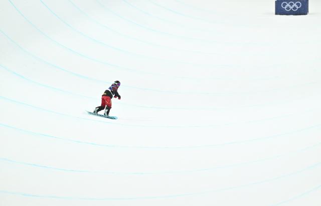 (260212) -- LIVIGNO, Feb. 12, 2026 (Xinhua) -- Wu Shaotong of China competes during the women's snowboard halfpipe final at the Milan-Cortina 2026 Olympic Winter Games in Livigno, Italy, Feb. 12, 2026. (Xinhua/Zhang Hongxiang)
