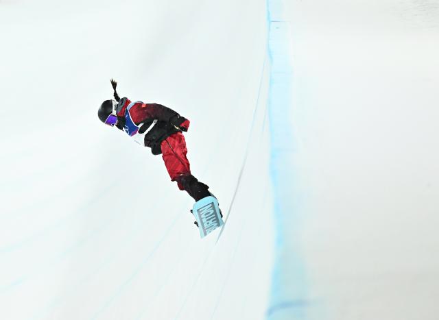 (260212) -- LIVIGNO, Feb. 12, 2026 (Xinhua) -- Wu Shaotong of China competes during the women's snowboard halfpipe final at the Milan-Cortina 2026 Olympic Winter Games in Livigno, Italy, Feb. 12, 2026. (Xinhua/Zhang Hongxiang)