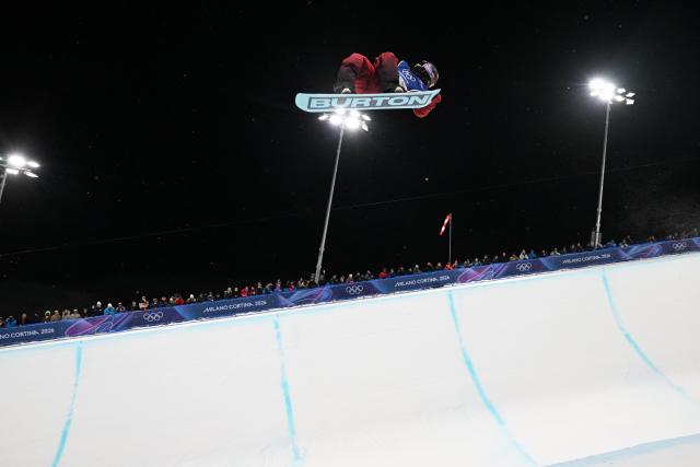 (260212) -- LIVIGNO, Feb. 12, 2026 (Xinhua) -- Cai Xuetong of China competes during the women's snowboard halfpipe final at the Milan-Cortina 2026 Olympic Winter Games in Livigno, Italy, Feb. 12, 2026. (Xinhua/Xia Yifang)