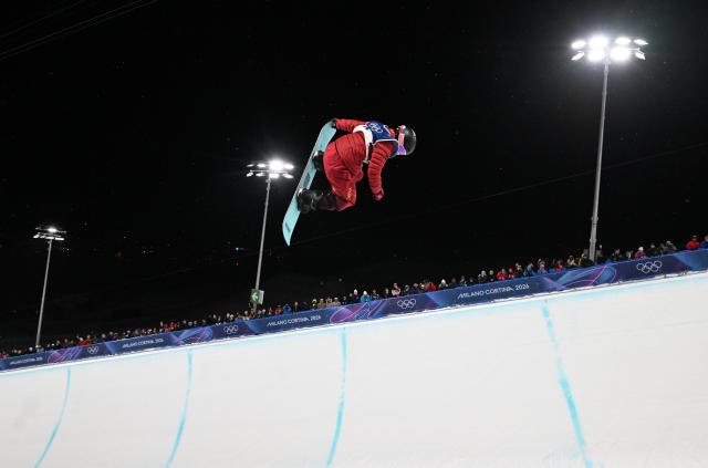 (260212) -- LIVIGNO, Feb. 12, 2026 (Xinhua) -- Cai Xuetong of China competes during the women's snowboard halfpipe final at the Milan-Cortina 2026 Olympic Winter Games in Livigno, Italy, Feb. 12, 2026. (Xinhua/Xia Yifang)
