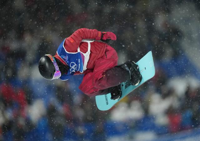 (260212) -- LIVIGNO, Feb. 12, 2026 (Xinhua) -- Cai Xuetong of China competes during the women's snowboard halfpipe final at the Milan-Cortina 2026 Olympic Winter Games in Livigno, Italy, Feb. 12, 2026. (Xinhua/Xia Yifang)