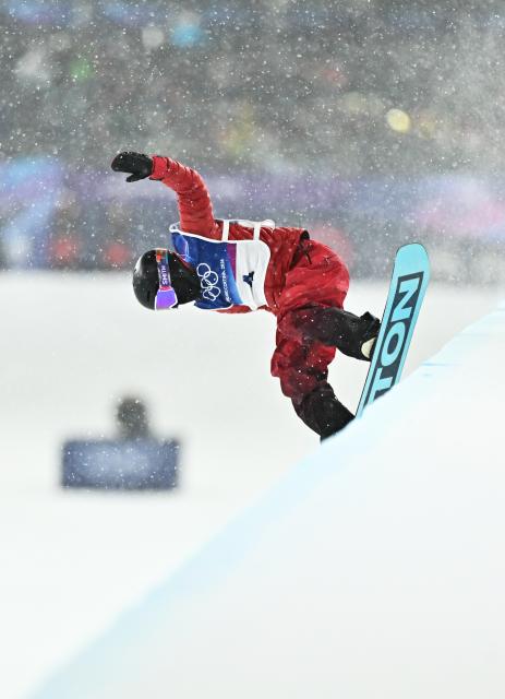 (260212) -- LIVIGNO, Feb. 12, 2026 (Xinhua) -- Cai Xuetong of China competes during the women's snowboard halfpipe final at the Milan-Cortina 2026 Olympic Winter Games in Livigno, Italy, Feb. 12, 2026. (Xinhua/Zhang Hongxiang)