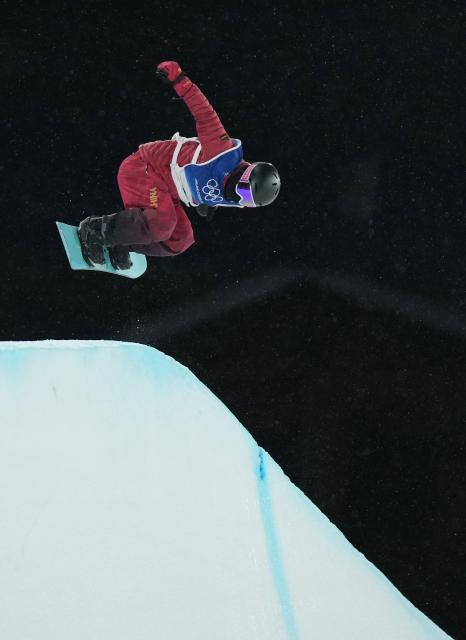 (260212) -- LIVIGNO, Feb. 12, 2026 (Xinhua) -- Cai Xuetong of China competes during the women's snowboard halfpipe final at the Milan-Cortina 2026 Olympic Winter Games in Livigno, Italy, Feb. 12, 2026. (Xinhua/Xia Yifang)