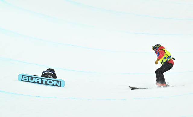 (260212) -- LIVIGNO, Feb. 12, 2026 (Xinhua) -- Choi Gaon (L) of South Korea is injured during the women's snowboard halfpipe final at the Milan-Cortina 2026 Olympic Winter Games in Livigno, Italy, Feb. 12, 2026. (Xinhua/Zhang Hongxiang)