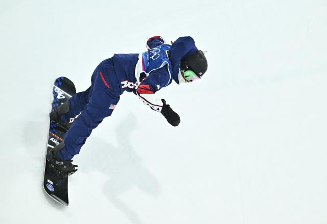(260212) -- LIVIGNO, Feb. 12, 2026 (Xinhua) -- Chloe Kim of the United States competes during the women's snowboard halfpipe final at the Milan-Cortina 2026 Olympic Winter Games in Livigno, Italy, Feb. 12, 2026. (Xinhua/Zhang Hongxiang)