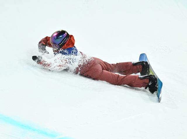 (260212) -- LIVIGNO, Feb. 12, 2026 (Xinhua) -- Elizabeth Hosking of Canada falls during during the women's snowboard halfpipe final at the Milan-Cortina 2026 Olympic Winter Games in Livigno, Italy, Feb. 12, 2026. (Xinhua/Zhang Hongxiang)