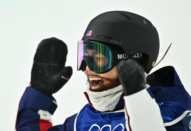 (260212) -- LIVIGNO, Feb. 12, 2026 (Xinhua) -- Chloe Kim of the United States celebrates during the women's snowboard halfpipe final at the Milan-Cortina 2026 Olympic Winter Games in Livigno, Italy, Feb. 12, 2026. (Xinhua/Zhang Hongxiang)