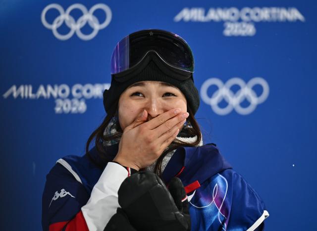 (260212) -- LIVIGNO, Feb. 12, 2026 (Xinhua) -- Chloe Kim of the United States reacts during the women's snowboard halfpipe final at the Milan-Cortina 2026 Olympic Winter Games in Livigno, Italy, Feb. 12, 2026. (Xinhua/Zhang Hongxiang)