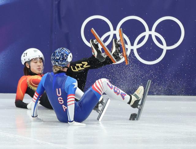 (260212) -- MILAN, Feb. 12, 2026 (Xinhua) -- Zhang Chutong (L) of China falls during the short track speed skating women's 500m quarterfinals at the Milan-Cortina 2026 Olympic Winter Games in Milan, Italy, Feb. 12, 2026. (Xinhua/Li Ming)