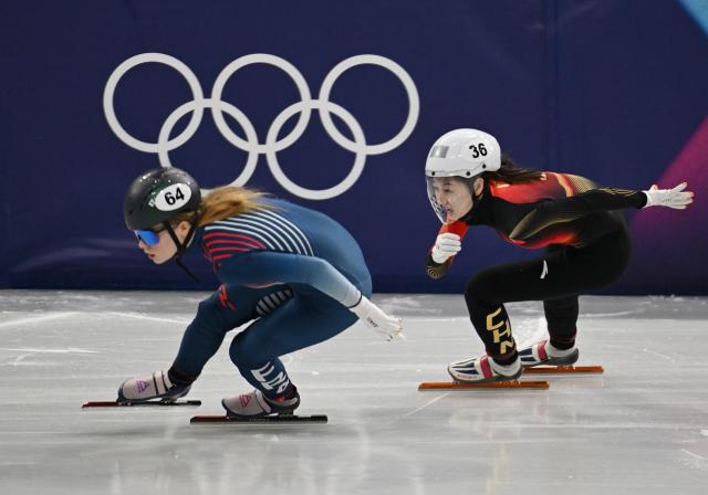 (260212) -- MILAN, Feb. 12, 2026 (Xinhua) -- Wang Xinran (R) of China competes during the short track speed skating women's 500m quarterfinals at the Milan-Cortina 2026 Olympic Winter Games in Milan, Italy, Feb. 12, 2026. (Xinhua/Cheng Min)