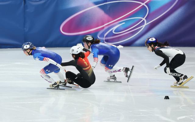 (260212) -- MILAN, Feb. 12, 2026 (Xinhua) -- Zhang Chutong (2nd L) of China falls during the short track speed skating women's 500m quarterfinals at the Milan-Cortina 2026 Olympic Winter Games in Milan, Italy, Feb. 12, 2026. (Xinhua/Li Ming)