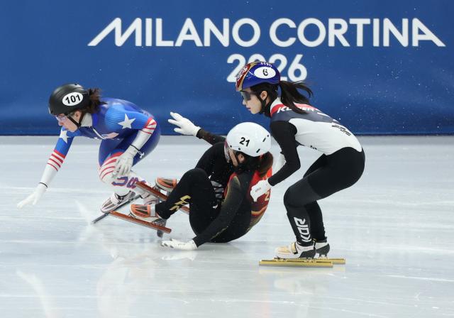 (260212) -- MILAN, Feb. 12, 2026 (Xinhua) -- Zhang Chutong (C) of China falls during the short track speed skating women's 500m quarterfinals at the Milan-Cortina 2026 Olympic Winter Games in Milan, Italy, Feb. 12, 2026. (Xinhua/Li Ming)