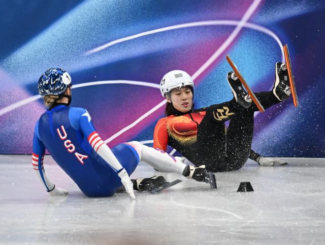 (260212) -- MILAN, Feb. 12, 2026 (Xinhua) -- Zhang Chutong (R) of China falls during the short track speed skating women's 500m quarterfinals at the Milan-Cortina 2026 Olympic Winter Games in Milan, Italy, Feb. 12, 2026. (Xinhua/Cheng Min)