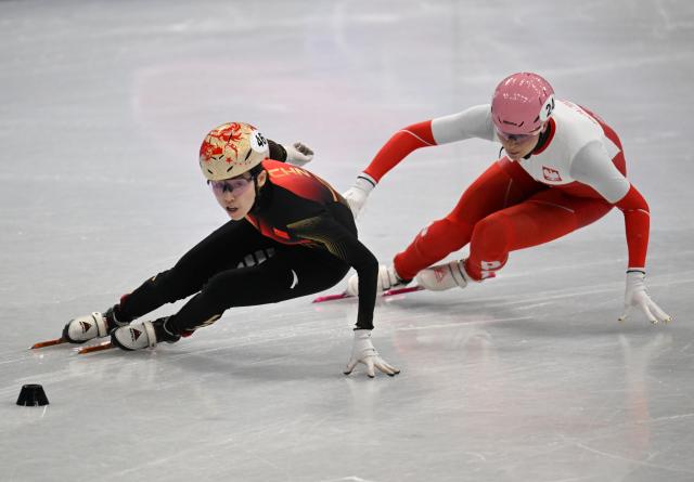(260212) -- MILAN, Feb. 12, 2026 (Xinhua) -- Fan Kexin (L) of China competes during the short track speed skating women's 500m quarterfinals at the Milan-Cortina 2026 Olympic Winter Games in Milan, Italy, Feb. 12, 2026. (Xinhua/Cheng Min)