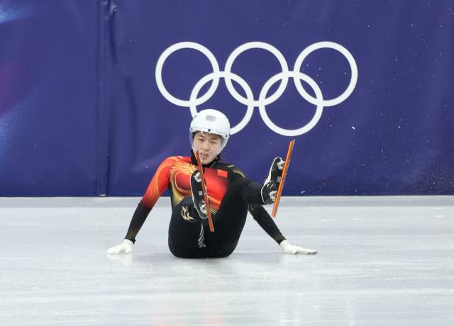 (260212) -- MILAN, Feb. 12, 2026 (Xinhua) -- Zhang Chutong of China falls during the short track speed skating women's 500m quarterfinals at the Milan-Cortina 2026 Olympic Winter Games in Milan, Italy, Feb. 12, 2026. (Xinhua/Li Ming)