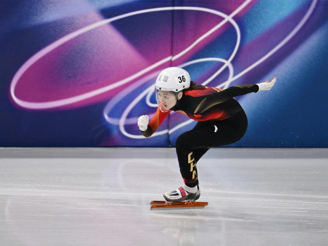 (260212) -- MILAN, Feb. 12, 2026 (Xinhua) -- Wang Xinran of China competes during the short track speed skating women's 500m quarterfinals at the Milan-Cortina 2026 Olympic Winter Games in Milan, Italy, Feb. 12, 2026. (Xinhua/Cheng Min)