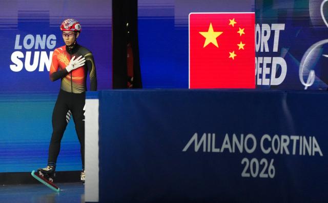 (260212) -- MILAN, Feb. 12, 2026 (Xinhua) -- Sun Long of China arrives for the short track speed skating men's 1000m final A at the Milan-Cortina 2026 Olympic Winter Games in Milan, Italy, Feb. 12, 2026. (Xinhua/Xue Yuge)