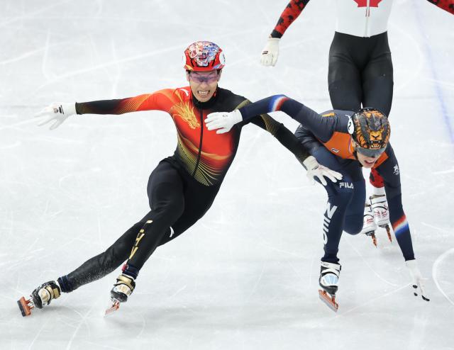 (260212) -- MILAN, Feb. 12, 2026 (Xinhua) -- Sun Long (L) of China competes during the short track speed skating men's 1000m final A at the Milan-Cortina 2026 Olympic Winter Games in Milan, Italy, Feb. 12, 2026. (Xinhua/Li Ming)