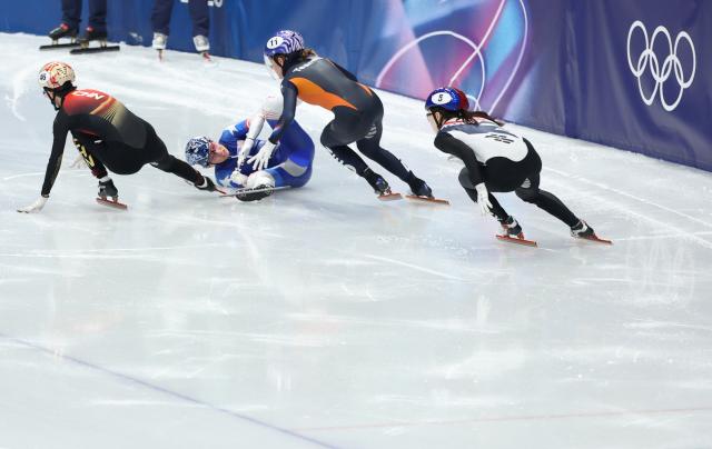 (260212) -- MILAN, Feb. 12, 2026 (Xinhua) -- Kristen Santos-Griswold (2nd L) of the United States falls during the short track speed skating women's 500m final B at the Milan-Cortina 2026 Olympic Winter Games in Milan, Italy, Feb. 12, 2026. (Xinhua/Li Ming)
