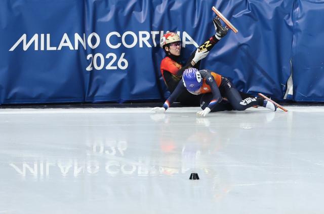 (260212) -- MILAN, Feb. 12, 2026 (Xinhua) -- Fan Kexin (L) of China falls over during the short track speed skating women's 500m final B at the Milan-Cortina 2026 Olympic Winter Games in Milan, Italy, Feb. 12, 2026. (Xinhua/Li Ming)