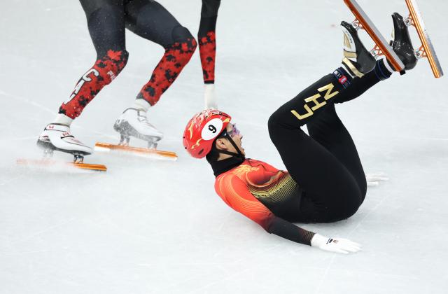 (260212) -- MILAN, Feb. 12, 2026 (Xinhua) -- Sun Long of China falls over after crossing the finish line during the short track speed skating men's 1000m final A at the Milan-Cortina 2026 Olympic Winter Games in Milan, Italy, Feb. 12, 2026. (Xinhua/Li Ming)