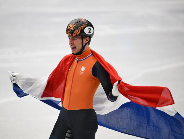 (260212) -- MILAN, Feb. 12, 2026 (Xinhua) -- Jens van 'T Wout of the Netherlands celebrates after the short track speed skating men's 1000m final A at the Milan-Cortina 2026 Olympic Winter Games in Milan, Italy, Feb. 12, 2026. (Xinhua/Cheng Min)