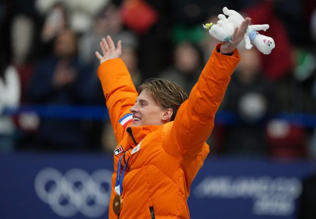 (260212) -- MILAN, Feb. 12, 2026 (Xinhua) -- Gold medalist Jens van 'T Wout of the Netherlands celebrates during the awarding ceremony of the short track speed skating men's 1000m at the Milan-Cortina 2026 Olympic Winter Games in Milan, Italy, Feb. 12, 2026. (Xinhua/Xue Yuge)
