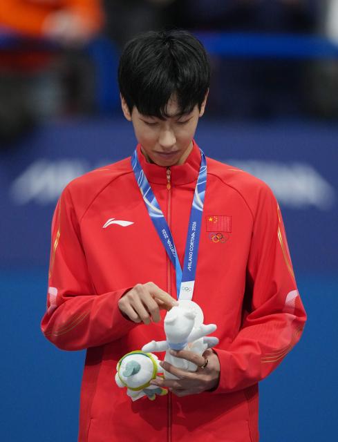 (260212) -- MILAN, Feb. 12, 2026 (Xinhua) -- Silver medalist Sun Long of China attends the awarding ceremony of the short track speed skating men's 1000m at the Milan-Cortina 2026 Olympic Winter Games in Milan, Italy, Feb. 12, 2026. (Xinhua/Xue Yuge)