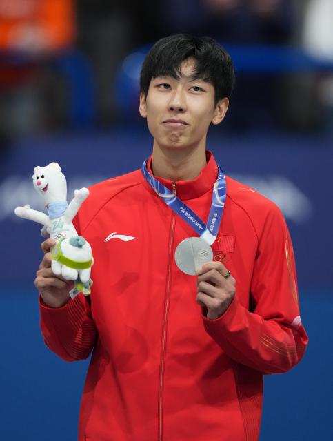 (260212) -- MILAN, Feb. 12, 2026 (Xinhua) -- Silver medalist Sun Long of China poses for a photo during the awarding ceremony of the short track speed skating men's 1000m at the Milan-Cortina 2026 Olympic Winter Games in Milan, Italy, Feb. 12, 2026. (Xinhua/Xue Yuge)