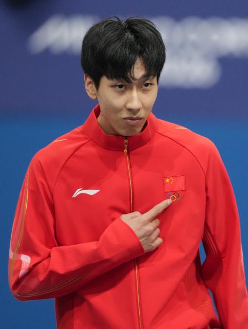 (260212) -- MILAN, Feb. 12, 2026 (Xinhua) -- Silver medalist Sun Long of China gestures during the awarding ceremony of the short track speed skating men's 1000m at the Milan-Cortina 2026 Olympic Winter Games in Milan, Italy, Feb. 12, 2026. (Xinhua/Xue Yuge)