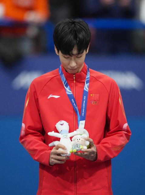 (260212) -- MILAN, Feb. 12, 2026 (Xinhua) -- Silver medalist Sun Long of China attends the awarding ceremony of the short track speed skating men's 1000m at the Milan-Cortina 2026 Olympic Winter Games in Milan, Italy, Feb. 12, 2026. (Xinhua/Xue Yuge)