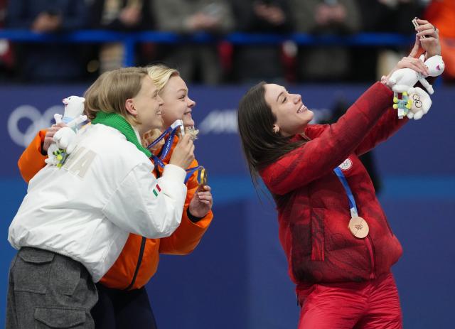 (260212) -- MILAN, Feb. 12, 2026 (Xinhua) -- Gold medalist Xandra Velzeboer (C) of the Netherlands, silver medalist Arianna Fontana (L) of Italy, and Courtney Sarault of Canada take a selfie during the awarding ceremony of the short track speed skating women's 500m at the Milan-Cortina 2026 Olympic Winter Games in Milan, Italy, Feb. 12, 2026. (Xinhua/Xue Yuge)