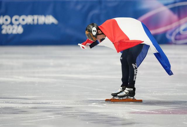 (260212) -- MILAN, Feb. 12, 2026 (Xinhua) -- Gold medalist Jens van 'T Wout of the Netherlands bows after the short track speed skating men's 1000m final A at the Milan-Cortina 2026 Olympic Winter Games in Milan, Italy, Feb. 12, 2026. (Xinhua/Xue Yuge)