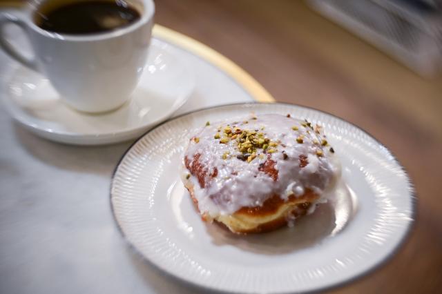 (260212) -- WARSAW, Feb. 12, 2026 (Xinhua) -- Photo taken on Feb. 12, 2026 shows a doughnut and a cup of coffee on a table in Warsaw, Poland. People in Poland eat traditional doughnuts on Fat Thursday to mark the last Thursday before the start of Lent. (Photo by Aleksy Witwicki/Xinhua)