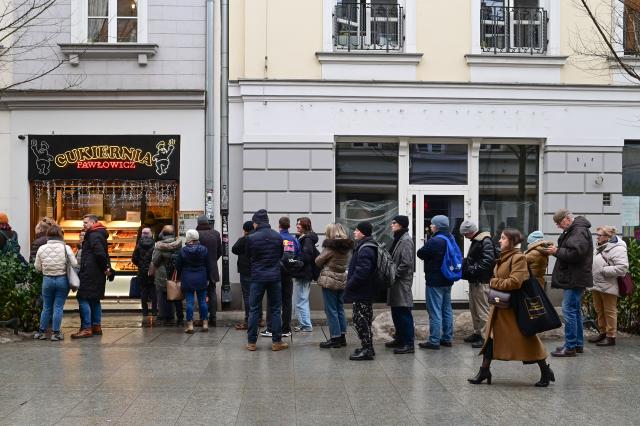 (260212) -- WARSAW, Feb. 12, 2026 (Xinhua) -- People queue outside a pastry shop to buy doughnuts in Warsaw, Poland on Feb. 12, 2026. People in Poland eat traditional doughnuts on Fat Thursday to mark the last Thursday before the start of Lent. (Photo by Aleksy Witwicki/Xinhua)