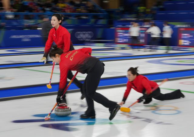 (260213) -- CORTINA D'AMPEZZO, Feb. 13, 2026 (Xinhua) -- Jiang Jiayi (L) of China and her teammate compete during the curling women round robin session 2 match between China and Britain at the 2026 Milan-Cortina Winter Olympics in Cortina D'Ampezzo, Italy, Feb. 12, 2026. (Xinhua/Li Gang)