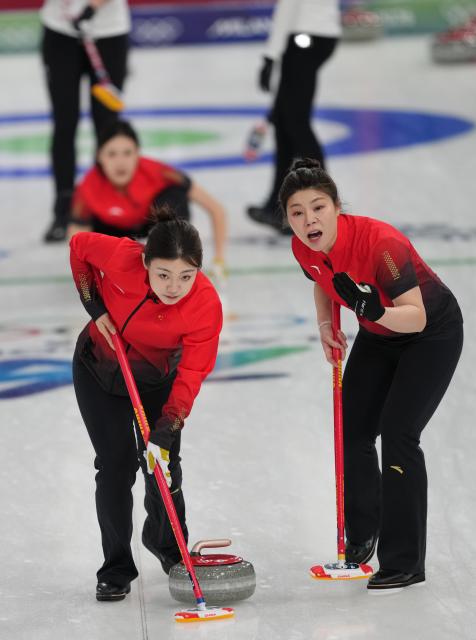 (260213) -- CORTINA D'AMPEZZO, Feb. 13, 2026 (Xinhua) -- Han Yu (L) of China competes during the curling women round robin session 2 match between China and Britain at the 2026 Milan-Cortina Winter Olympics in Cortina D'Ampezzo, Italy, Feb. 12, 2026. (Xinhua/Li Gang)