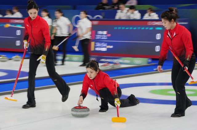 (260213) -- CORTINA D'AMPEZZO, Feb. 13, 2026 (Xinhua) -- Han Yu (C) of China competes during the curling women round robin session 2 match between China and Britain at the 2026 Milan-Cortina Winter Olympics in Cortina D'Ampezzo, Italy, Feb. 12, 2026. (Xinhua/Li Gang)